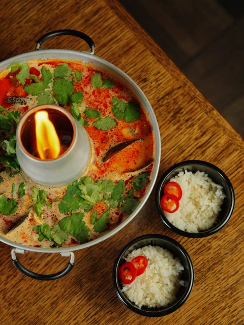Tom Kha kai soep serveren